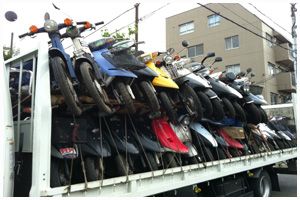 トラックに積まれた引き取り済みのバイク