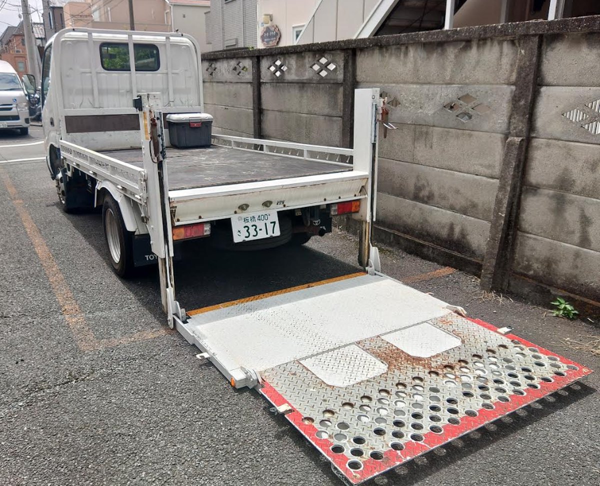 パワーゲートを下ろした引き取り用トラック